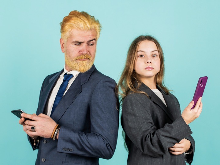スマホばかり見ていても子どもの「社会技能」は大丈夫! 米研究者が発表