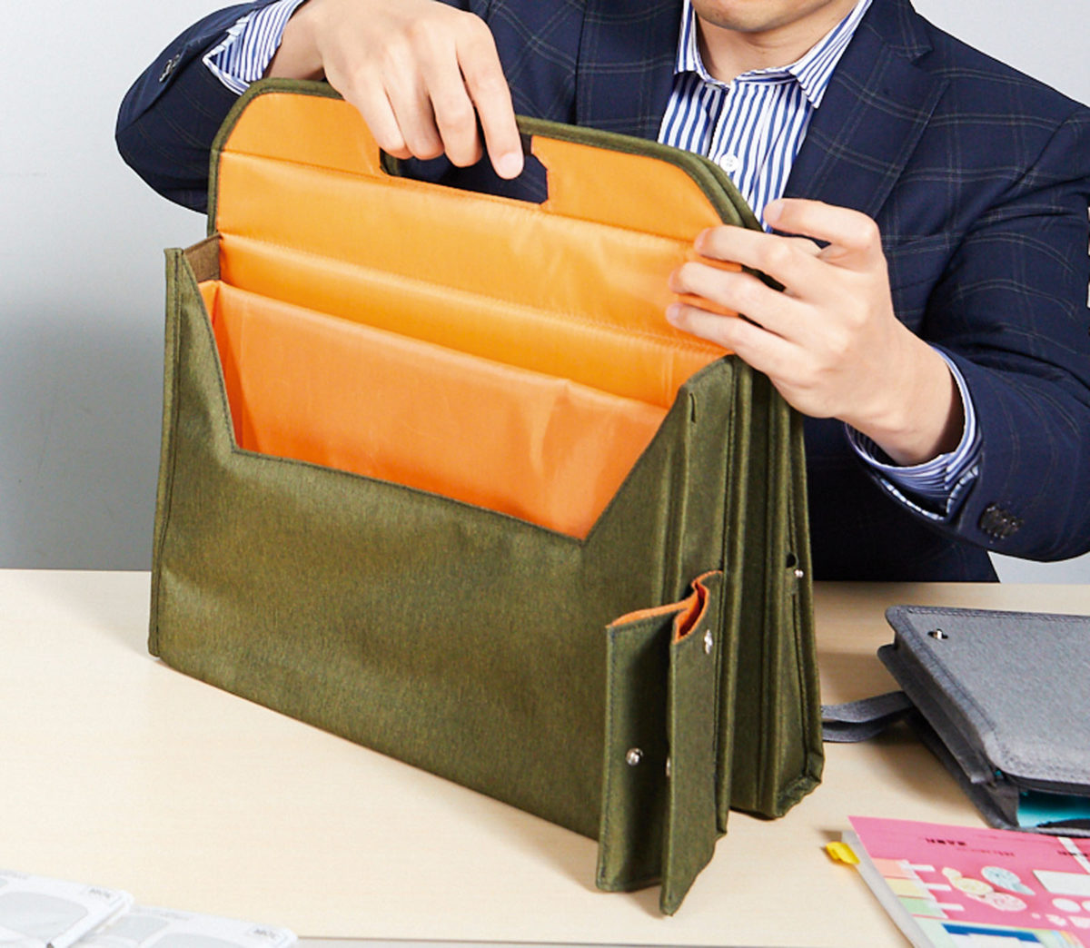 ↑「バッグの内張りは暗い色が多く中に入れたものを探しにくいのですが、これは色が明るく黒いケーブル等も見つけやすいです。さらに、開けば中身が見渡せるのも便利」(宮崎さん)