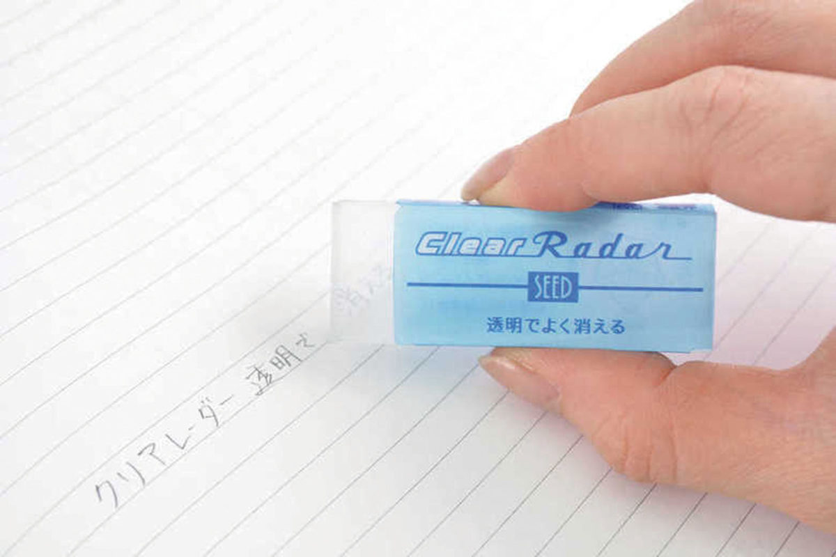 ↑透明度が高く向こう側が透けて見えるため、消したい文字だけをピンポイントで消せる。グリップ力のある消し感で紙面をしっかり捉えることができ、ゴシゴシこすっても折れにくい