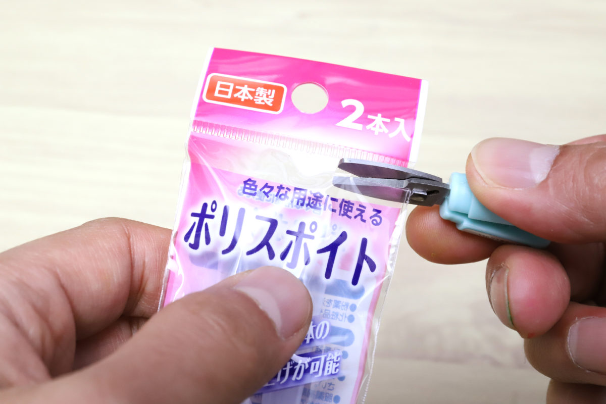 ↑サイズ的にはチョコンと切るだけが精一杯だが、実際、生活の中でハサミを使いたいシーンはほとんどこれで事足りるはずだ