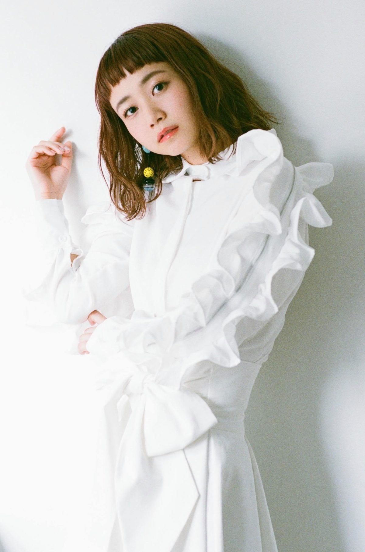 ↑文房具好きで知られる、女優/モデルの三戸なつめさん。伊東屋とイオンで配布されている「文房具総選挙2020」フリーペーパーにも登場しています