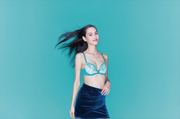 水原希子がリボンブラ姿でスレンダー美ボディ披露 ワコール新動画公開