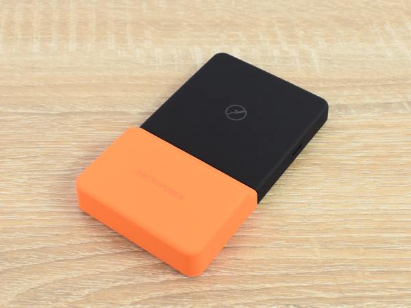 「Qi」対応のモバイルバッテリー！ ピタッとスマホにくっつく「Brickspower」レビュー