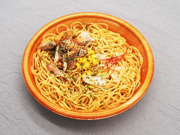 “にんにくたっぷり”なのにあっさり味!? ガッツリ系男子におススメの「大盛 和パスタ 鶏のにんにく醤油焼き」（ファミマ）