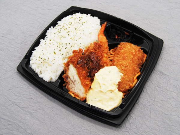 タルタルソースと絡めると最高…！ 3種類のフライが楽しめるセブンの「まんぷく！ ミックスフライ（国産あじ使用）」