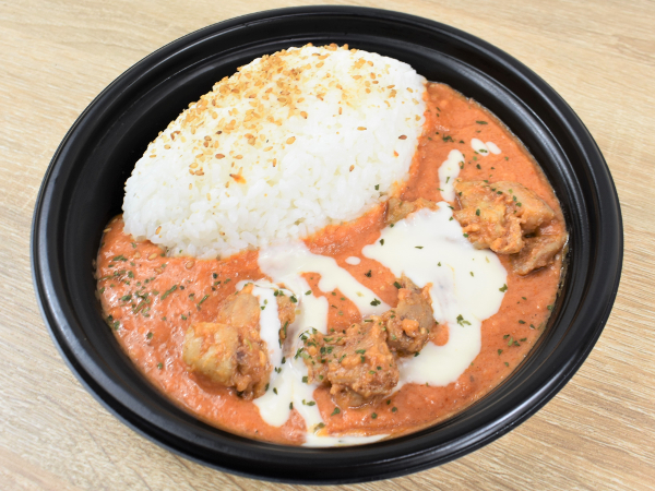 ココナッツの甘みが絶品！ とにかくチキンが柔らかいファミマの「スパイス香る！ バターチキンカレー」
