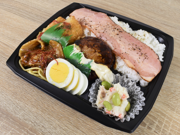 巨大なベーコンにもう釘づけ！ 1109kcalのインパクト抜群な「ドーンとベーコン！ メガ盛り弁当」(ファミリーマート)