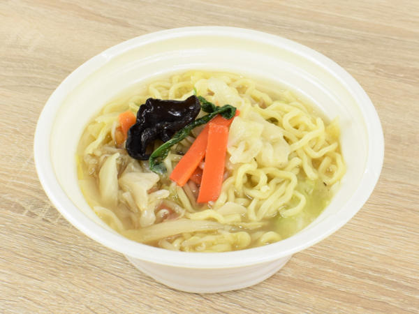 野菜不足の人に朗報！ 鶏と豚の“ガラ”がクセになるセブンの「Wガラスープが自慢！ 6種具材のタンメン」