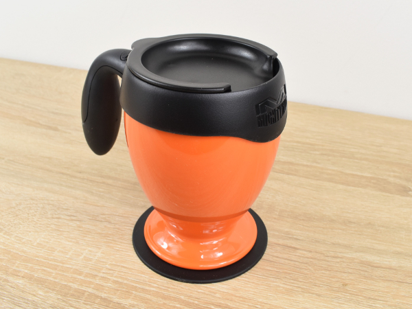 持ち上げる時だけ外れる!? テーブルにピタッと貼りつくマグカップ「マイティーマグ MightyMug」レビュー