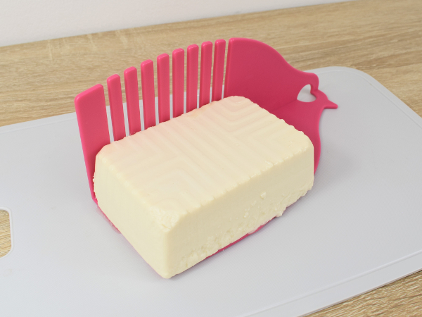 豆腐にはこの形がベスト!? 目盛りに沿ってキレイにカットできる「とうふ専用マナ板」レビュー