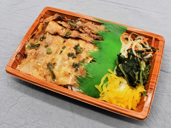 ひと口食べれば“塩だれ”の虜に…“小盛派”から絶賛されているファミマの「炙り焼三元豚のカルビ重（麦飯）」