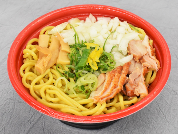 全粒粉入り麺のコシがたまらない… 柑橘系の風味で味わうファミマの「ゆず塩まぜそば」