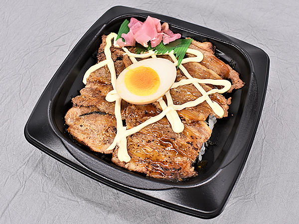 “にんにく醤油”でスタミナ回復！ 炙り豚肉がこうばしいファミマの「にんにく醤油だれが決め手！ スタミナ豚焼肉丼」