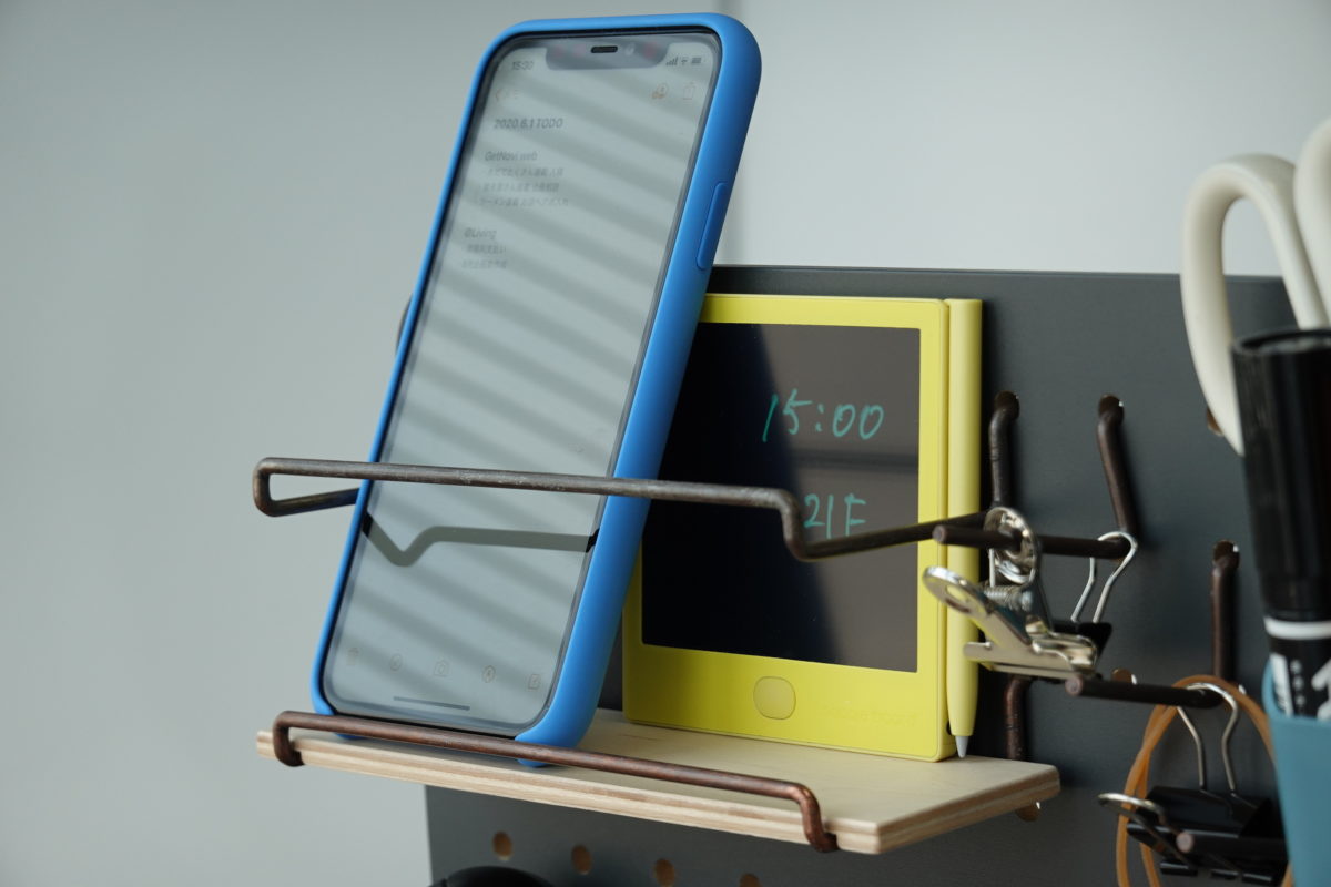 ↑スマホや電子メモパッドなど、画面を常に見えるようにしておきたいものは、「ミニシェルフ」に置いて上部に配置。2本のバーフックで、衝撃を与えなければ滑り落ちる心配はない