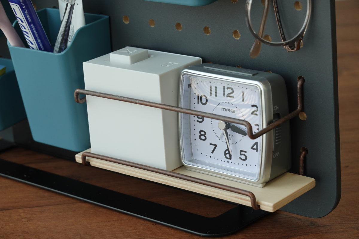 ↑いつでも目視できるようにしておきたい時計と、角ばったフォルムのテプラも、「ミニシェルフ」に。下部に配置しアイテムも安定しているものなら、上のバーフックは外してもいいかもしれない