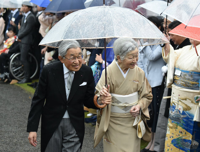 ↑2018年、赤坂御所での秋の園遊会での天皇皇后(当時)両陛下。「ホワイトローズ」の傘を使われています