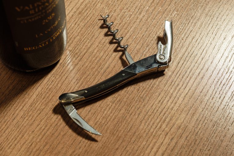 コルクが折れた、コルクスクリューが抜けなくなった…もう失敗しない「ワインボトルの開け方」