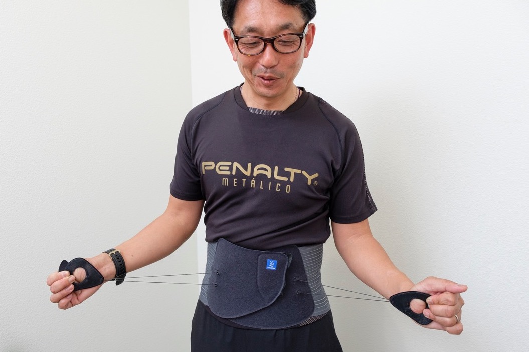 ↑左右のハンドルを引いた瞬間、「おお、これは腹圧がかかってすごくいいですね!」と稲田さん