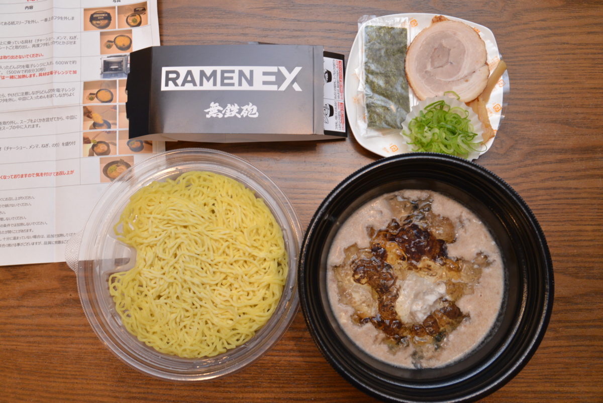 ↑それぞれの階層を分けてみた。具材のほか、麺とスープも冷凍の状態になっている