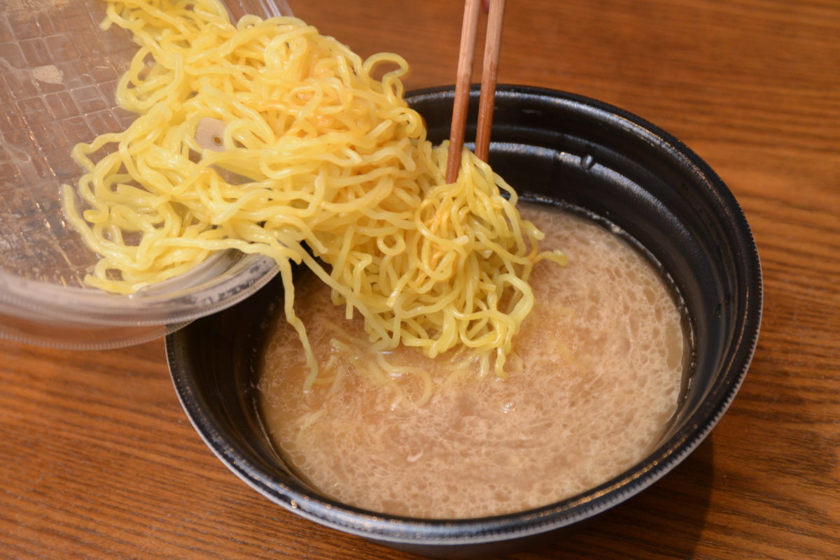↑チンが終わったら麺をほぐしてスープのなかへ。よくかき混ぜて馴染ませたら、具材を盛り付けて完成
