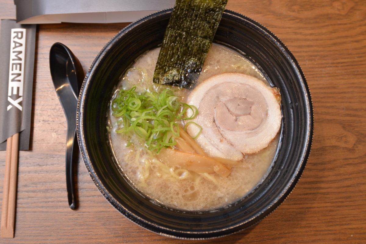↑できあがり。なお、RAMEN EXのロゴ入り箸袋に入った箸とレンゲも付く
