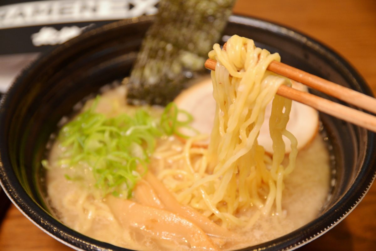 ↑麺は当然、まったくのびていない。プリッとした弾力を感じる縮れた中細タイプだ。実店舗はもう少し太かった気もするが、麺は細いほど束が多くなるためスープをより持ち上げる。両者がよく絡み、マッチしていてこれもイイ!