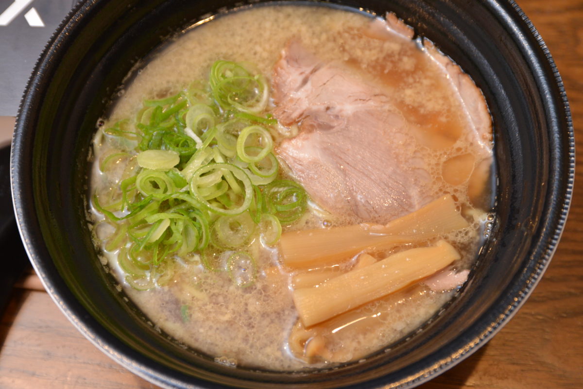 ↑丼からただよう香りも、ますたにはスープが鶏ベースなので芳香性が豚骨ベースとは大きく異なる