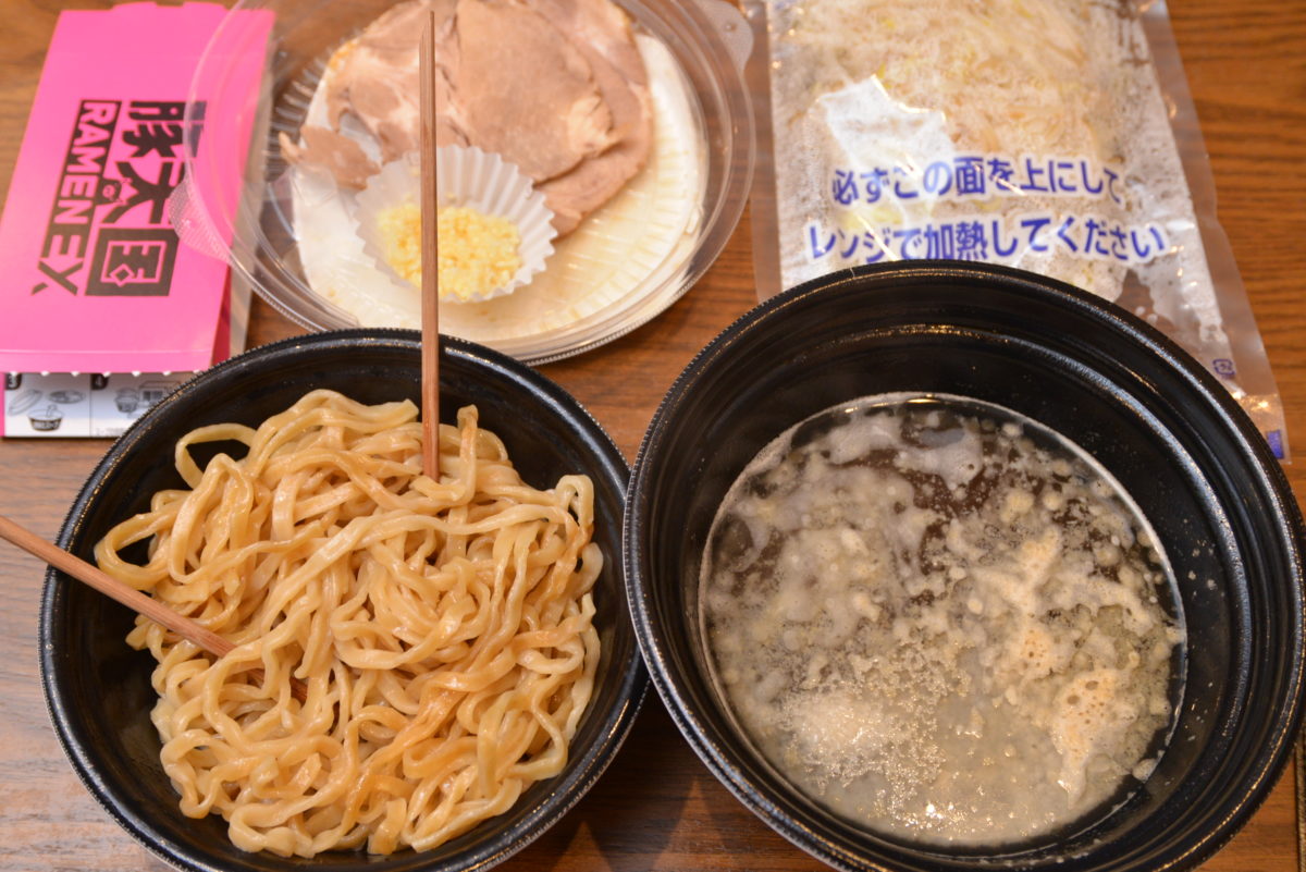 ↑麺はかなり多く、パスタのフェットチーネのように平打ちで太い。ちなみにほぐしやすくするためか、どの麺にもジュレのようなプルッとしたものが敷かれていた