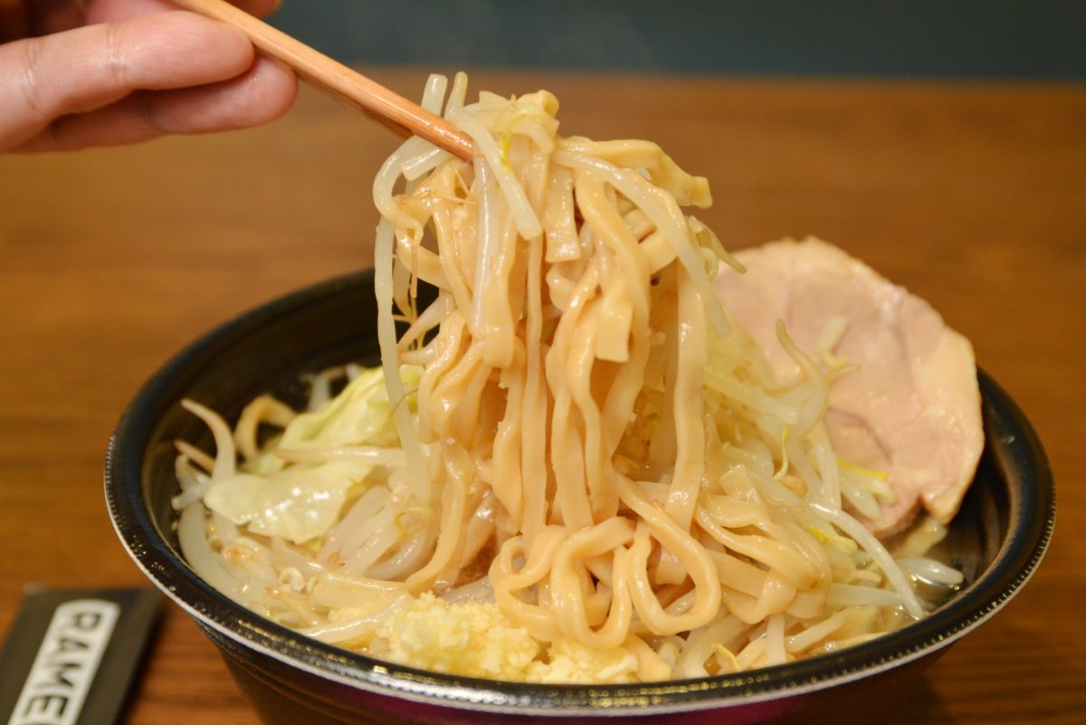 ↑麺もスープも野菜もニンニクも、すべてがフルスイング級。どれかが欠けるとバランスが崩れてしまう。だからこれでいいのだ