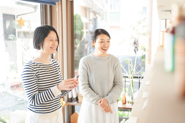 ↑著者の田中のり子さん(左)と、「マヒナファーマシー」の店主・中山晶子さん(右)。同書の中では、中山さんが日課にされているセルフ・ロミロミのやり方や、田中さんも愛用されているフラワーエッセンスの活用方法について語られている