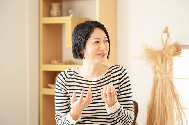 ↑「ボロボロだった」とかつての自身を振り返る田中さん。そんな過去が意外に感じるほど、笑顔も明るく自然体だ