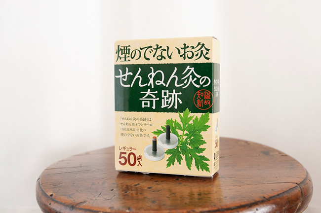 ↑初心者にもおすすめだという、煙のでないお灸。気になる疲れに合わせたツボに、お灸を据えるとじわじわと効き、元気に働き続けていくためのお守りにもなっているそう