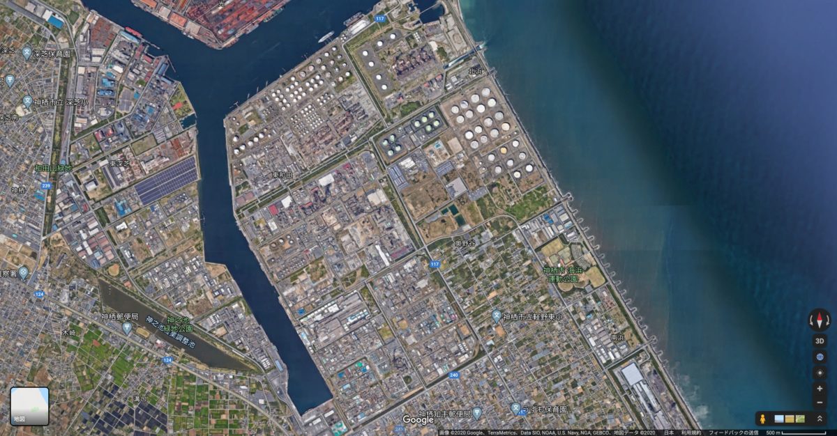 ↑鹿島臨海工業地帯。東京から80km圏内・成田空港からは約30kmに位置し、昭和30年代後半から国家プロジェクトとして開発が進みました。現在では世界最大級の掘込式人工港「鹿島港」を中心に、企業数150社余、従業員数2万2000人余りに及ぶ、日本有数の工業集積を有するコンビナートです