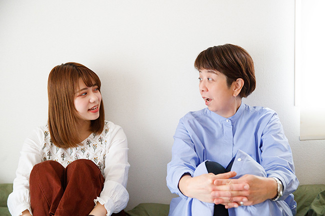 ↑モデルの雪七美さんと、一田憲子さん。たくさんの人の“暮らし”を取材してきた一田さんの目に、雪さんの暮らしはどう映るのでしょう?