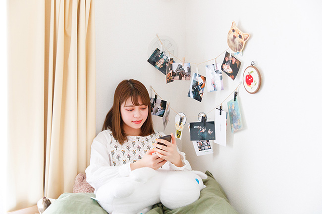 ↑ベッドの横には、フィルムカメラで撮影した彼の写真がレイアウトされています。落ち着けるスポット