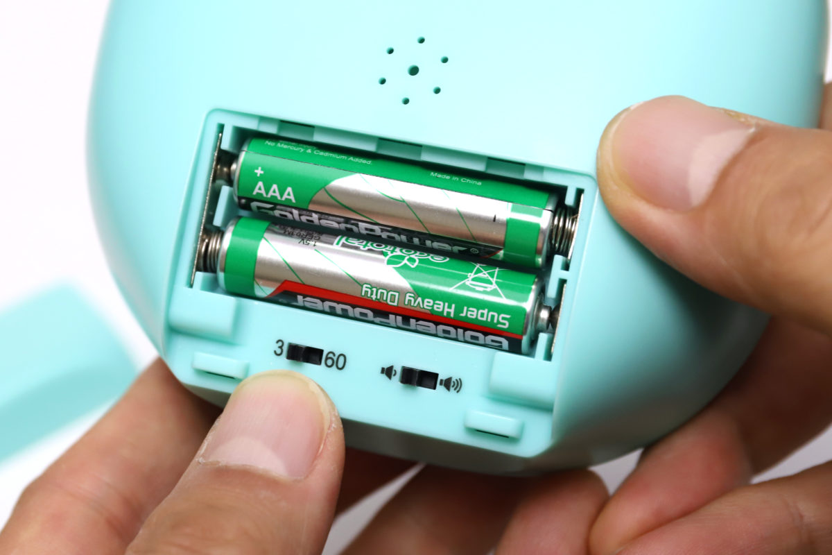 ↑電源は単4乾電池2本。下部のスイッチは、アラーム鳴動時間(3秒/60秒)とボリューム(小/大)。アラーム音は小でもかなり大きく響く
