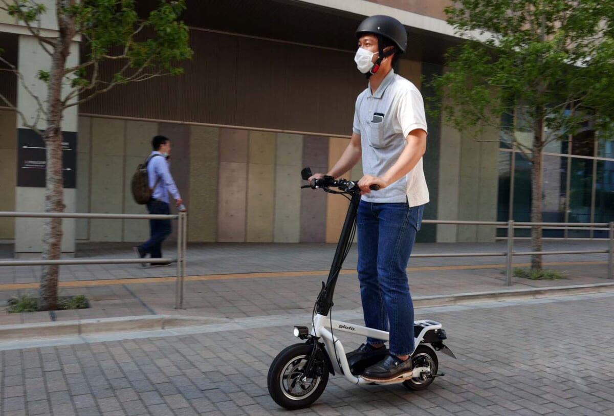 立って乗れて公道も走れる電動バイク「X-SCOOTER LOM」試乗レポート! ラストワンマイル・モビリティに最高でした