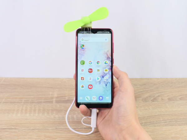 クリップでスマホと合体！ 手のひらサイズの扇風機「スマホクリップファン」レビュー