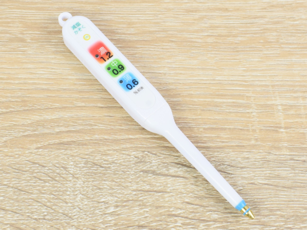 塩分量がひと目で分かる！ 3段階のライトで教えてくれる「塩分測定器 減塩かぞく」レビュー