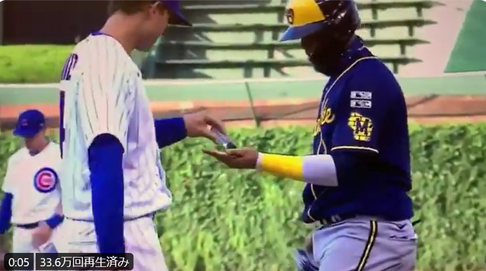 コロナ時代の新たな選手交流？ファーストベース上で消毒液を渡す選手の振る舞いに「面白過ぎ！」の声集まる
