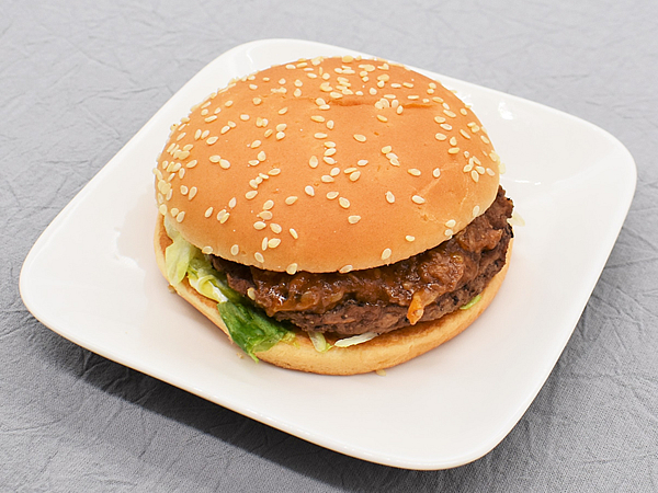 “ビーフonビーフ”の贅沢な一品！ 超ボリューミーな肉汁が溢れ出すマックの「かるびマック」