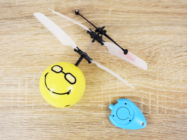 空飛ぶボールをリフティング！ 直感的に操作できる「Flying Ball フライングボール」レビュー