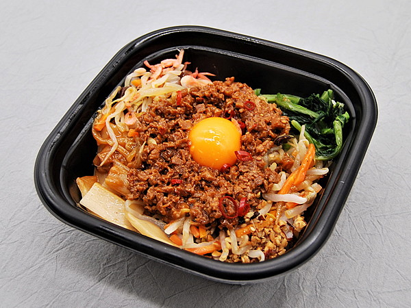 ヘルシー“大豆ミート”を担々丼に！ 花椒で炒めたファミマの「大豆のお肉！ 旨辛担々丼」