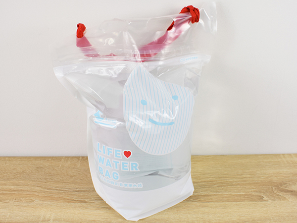 5リットルの水を手軽に運搬！ リュックサックに変身する「せおう水袋ライフウォーターバッグ」レビュー