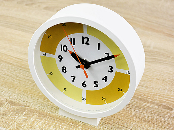 区切られた文字盤で目標達成率UP!? シックなデザインの「fun pun clock with color！ for table イエロー」レビュー
