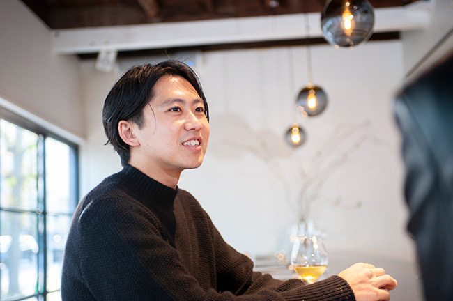 ↑「Kabi」のオーナーであり、ソムリエを務める江本賢太郎さん