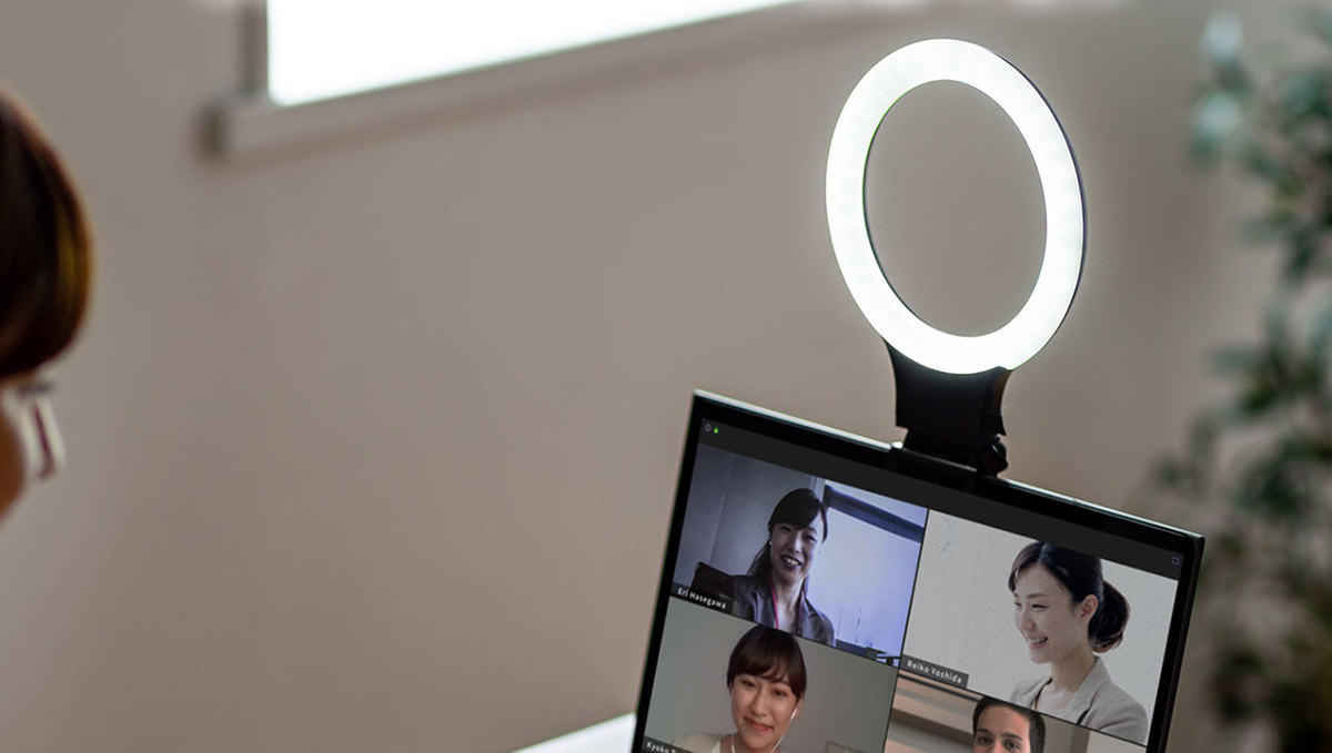 オンライン会議で“顔が暗く見える”って？ 取り付け簡単なクリップ式「LEDリングライト」を使うべし