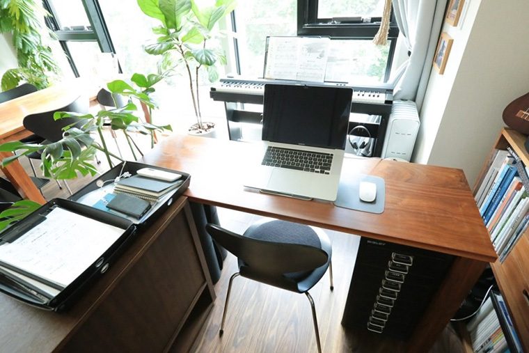 テレワークに集中できる環境作り。自宅に快適な「書斎」を構築するデスク周りの収納アイデア