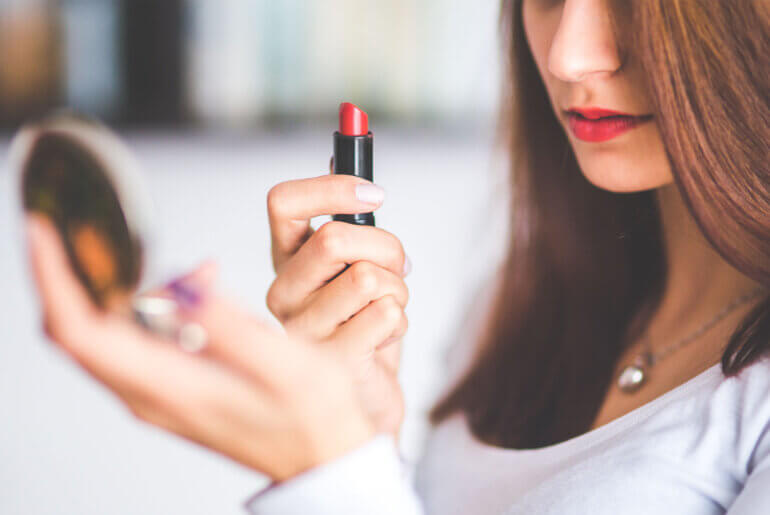 女性の信頼と年収は「化粧」で上がることが実験で判明