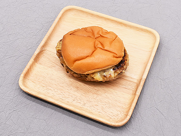 “とびきりハンバーグサンド”シリーズ史上最高傑作!? ボリュームたっぷりなモスの「ダブルとびきりチーズ ～北海道産ゴーダチーズ使用～」